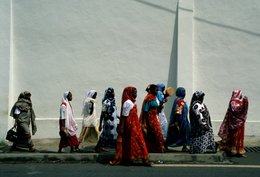 Archipel-des-Comores;-Femmes;-France;-Kaleidos;-Kaleidos-images;-Kanga;-La-parole-à-limage;-Laurent-Abad;-Marche;-Mayotte;-Mur-blanc;-Océan-Indien;-Rue;-Stories-Pictures;-Vie-quotidienne